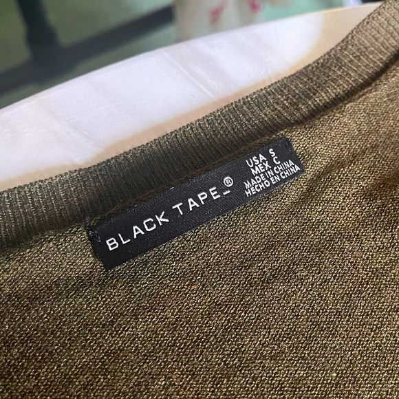 🏷️2/$20 - NWT Black Tape_ - Oversized Olive V Neck Sweater - Size S - Picture 2 of 6